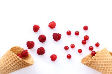 Kırmızı Ahududu ve kuş üzümü gözleme koniler parlak yüzey / taze iştah açıcı berry Mix dışarı dökmek