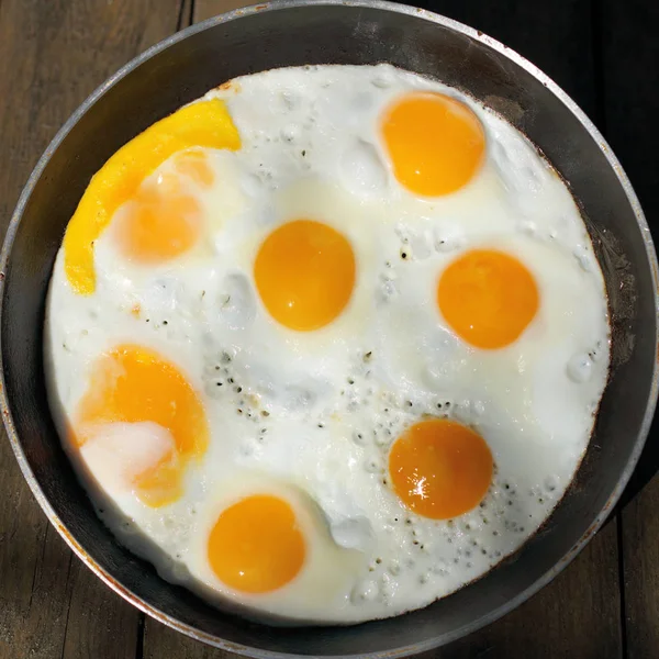Плоская Отложить Жареные Яйца Сковороде Вид Сверху Горячий Аппетитное Блюдо — стоковое фото