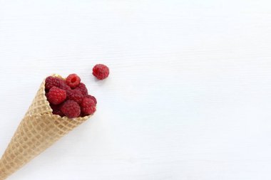 Gözleme Kupası ahududu açık ahşap renkli üstten görünüm üzerinde dolu ile düz düzen 