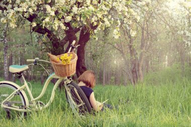 açık havada bir piknik sırasında çalışma