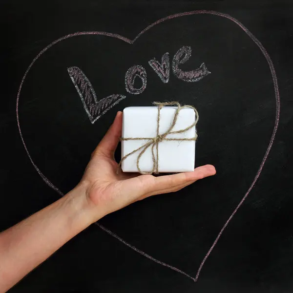 Prezent Świąteczny Dłoni Tle Malowane Serc Kredą Napis Love Uznanie — Zdjęcie stockowe