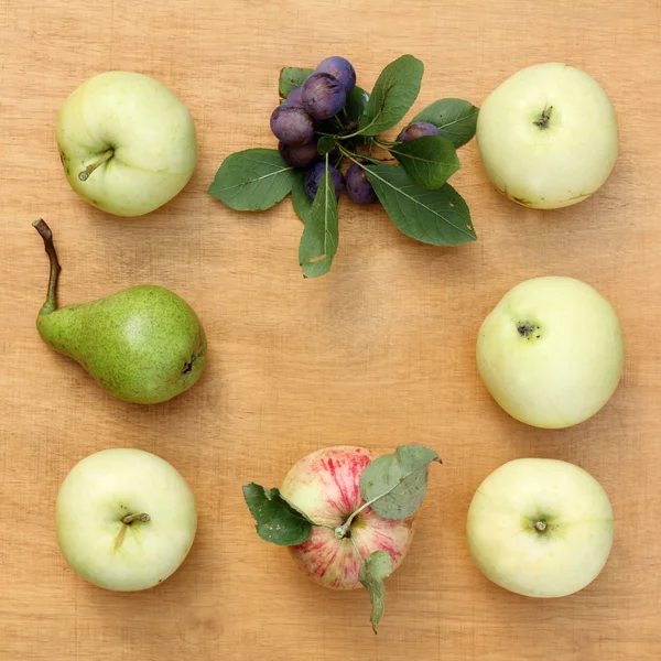 りんご 梨木製の表面のフラットなレイアウト — ストック写真