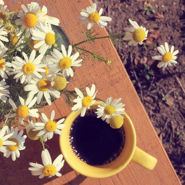 Matin réchauffement café avec des fleurs — Photo