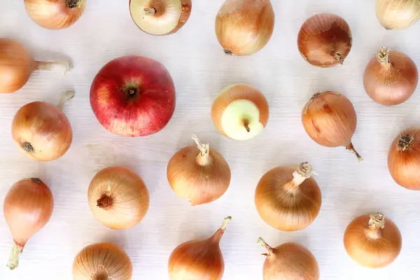 Επίπεδη Διάταξη Πολλά Κρεμμύδια Και Μία Κάτοψη Κόκκινο Μήλο — Φωτογραφία Αρχείου