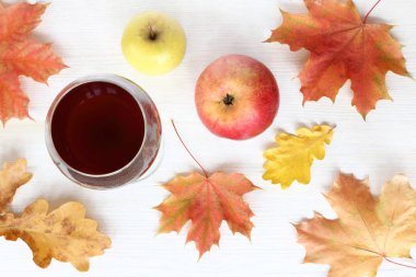 bir bardak içki farklı yaprakları ve olgun meyve üst ile natürmort görüntülemek / sonbahar hediyeler tatma