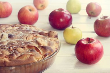 Meyve Tart ve taze elma masa lambası üzerinde / tatil Şükran günü