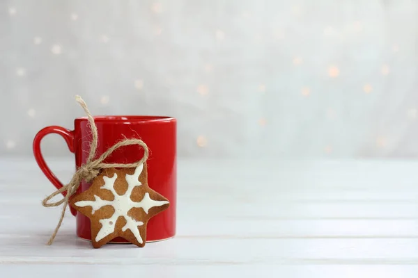 Şenlikli arka plan ışıklar kırmızı Kupası ile gingerbread / lezzetli Noel sabahı