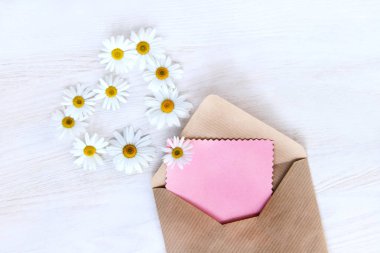 Mutlu duyguları paylaşır