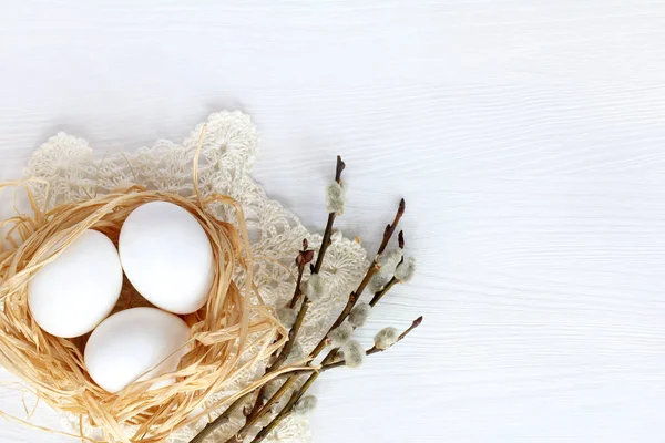 Três Ovos Galinha Ninho Guardanapo Rendado Cinco Galhos Salgueiro Férias — Fotografia de Stock