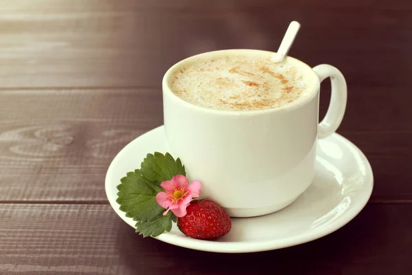 Пенный Кофе Взбитым Молоком Чашке Украшен Настоящими Ягодами Свежей Клубники — стоковое фото