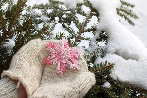 Νιφάδα Χιονιού Πλεκτή Από Ροζ Νήμα Ζεστά Γάντια Στο Φόντο — Φωτογραφία Αρχείου