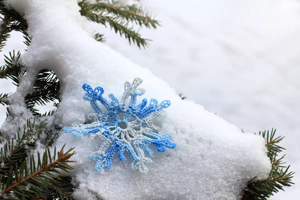 Μπλε Νιφάδα Χιονιού Πλεκτή Από Νήμα Χιονισμένο Κλαδί Χριστουγεννιάτικου Δέντρου — Φωτογραφία Αρχείου