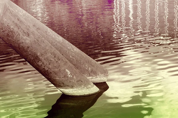 Παλαιοί Σκουριασμένοι Σωλήνες Βυθίζονται Στο Ποτάμι Για Την Έκλυση Τοξικών — Φωτογραφία Αρχείου
