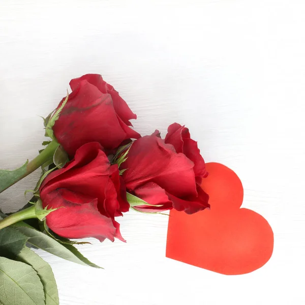 Tres Rosas Rojas Símbolo Del Corazón Superficie Luz Una Invitación — Foto de Stock