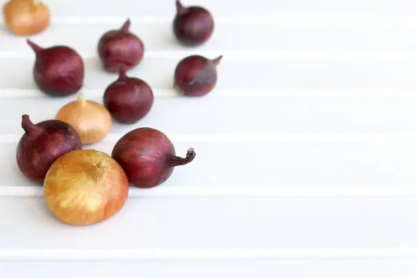 Bulbos Cebola Marrom Vermelho Amarelo Uma Mesa Leve Legumes Frescos — Fotografia de Stock