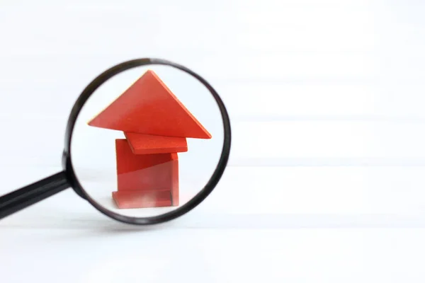Red elements of the house under the magnifying glass / identification of construction deficiencies — Stock Image Red Elements House Magnifying Glass Identification Construction Deficiencies Royalty Free Stock Photos
