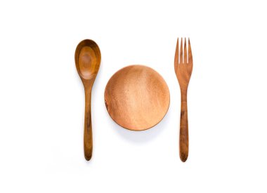 Beyaz b ahşap tabak, ahşap çatal ve tahta kaşıkla Üstten Görünüm