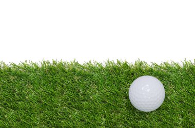 Yeşil çim arka planda golf topu.