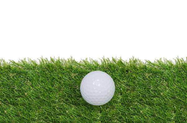 Мяч для гольфа на зеленом фоне травы. — стоковое фото