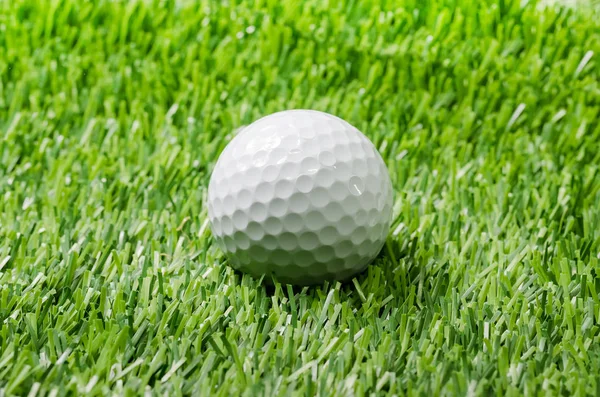 Golflabda a zöld füvön. — Stock Fotó
