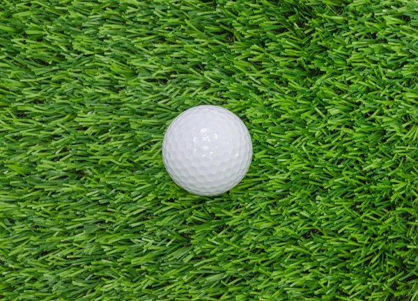 Pallina da golf su erba verde. — Foto Stock