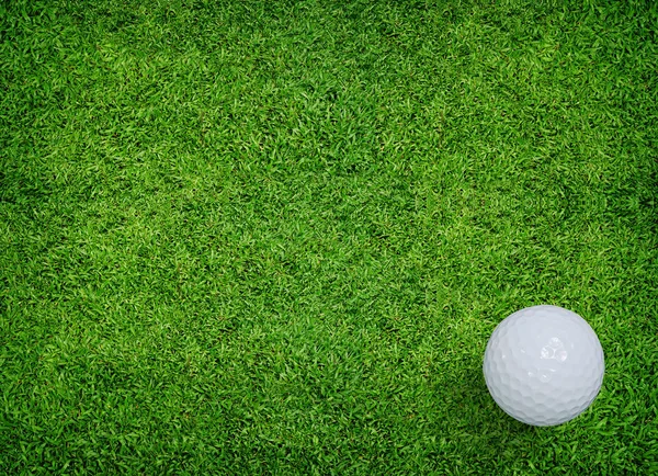 Pelota de golf blanca sobre hierba verde del campo de golf . — Foto de Stock