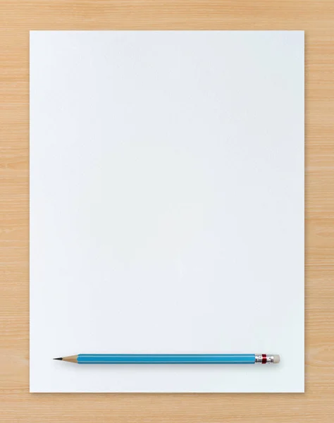 Carta bianca e matita blu su fondo legno . — Foto Stock