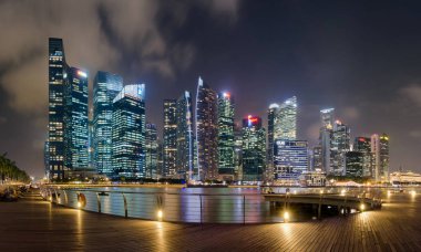 Singapur şehir manzarası ve bina Marina'da Singapur'da defne.