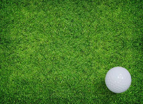 Golfball auf grünem Rasen. — Stockfoto