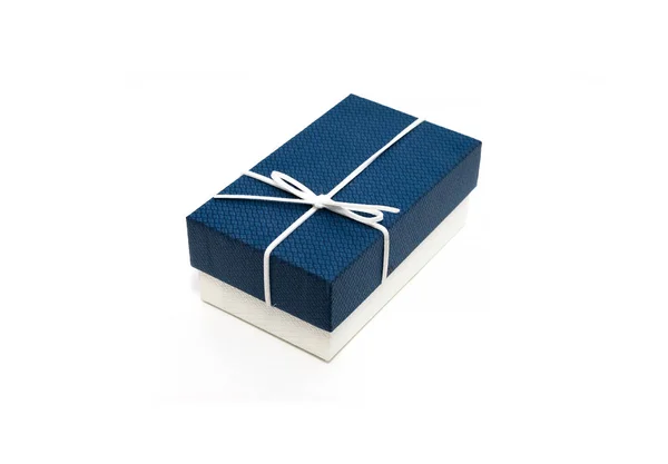 Caja de regalo aislada sobre fondo blanco. —  Fotos de Stock