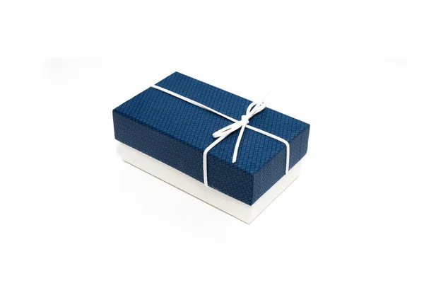 Geschenkbox isoliert auf weißem Hintergrund. — Stockfoto