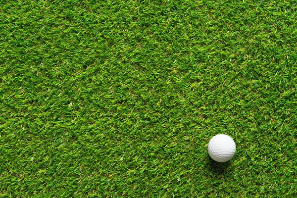 Pelota de golf sobre hierba verde textura del campo de golf para el fondo . — Foto de Stock