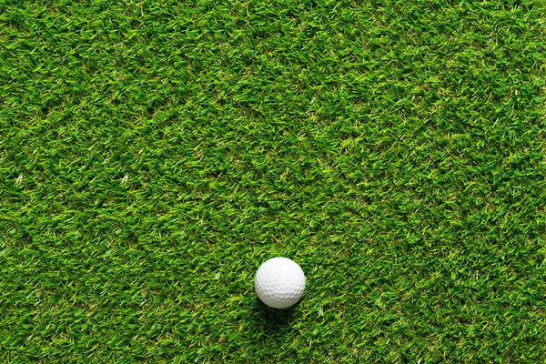 Гольф мяч на зеленой траве текстуры поля для гольфа на заднем плане . — стоковое фото