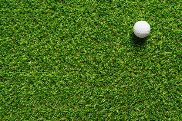 Pelota de golf sobre hierba verde textura del campo de golf para el fondo . — Foto de Stock