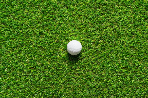 Μπάλα του γκολφ στην πράσινη χλόη υφή του γκολφ για το φόντο. — Φωτογραφία Αρχείου