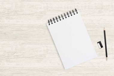 Tahtadaki boş defter ve kalemin üst görünüm arkaplanı 