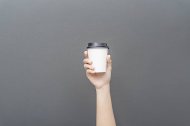Kahve fincanı arka planını al. Bir kahve pa tutan kadın el