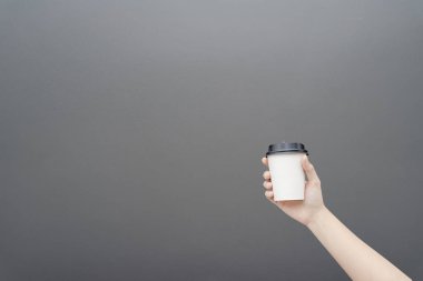 Kahve fincanı arka planını al. Bir kahve pa tutan kadın el