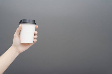 Kahve fincanı arka planını al. Bir kahve pa tutan kadın el
