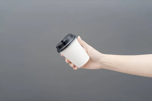 Quita el fondo de la taza de café. Mano femenina sosteniendo un café pa —  Fotos de Stock