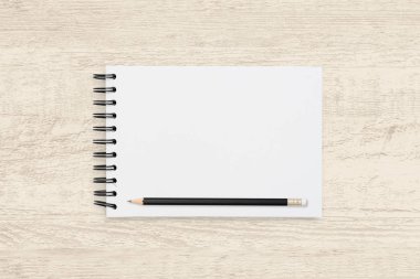 Tahtadaki boş defter ve kalemin üst görünüm arkaplanı