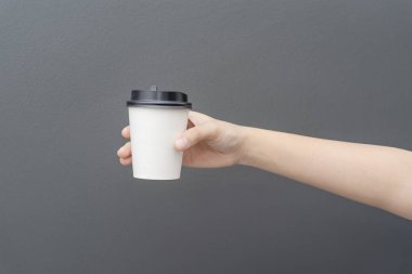 Kahve fincanı arka planını al. Bir kahve pa tutan kadın el