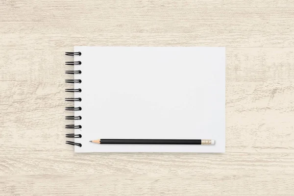 Topo vista objeto fundo de notebook em branco e lápis no woode — Fotografia de Stock