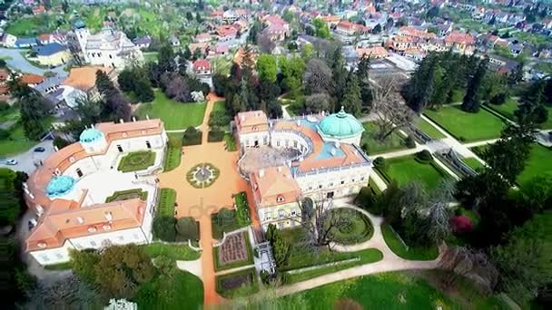 Снимки с воздуха в саду замка — стоковое видео
