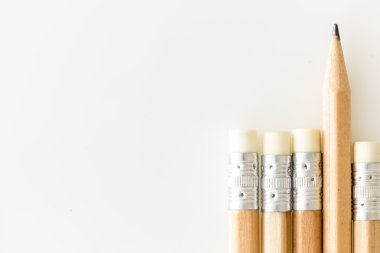 Kalem silgi tarafı yukarı, boşluk ile beyaz arka plan üzerinde ayakta Rand'de ipucu ile. Silgi tarafı yukarı, boşluk ile beyaz arka plan üzerinde ayakta Rand'de ipucu ile kalemler.