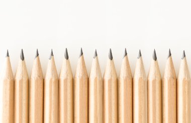 Boşluk ile beyaz arka plan üzerinde iyi bilenmiş grafit kalem demet.