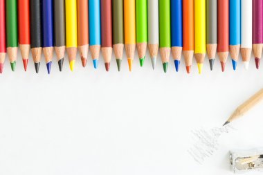 Renkli kalemler ve bir grafit kalem karalamalar ve kalemtıraş, beyaz boşluk ile demet.