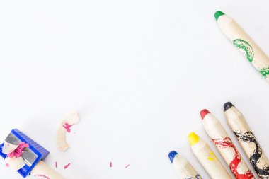Kalın renkli kalemler kalemtıraş, boş kağıt üzerine ve çocuklar için demet