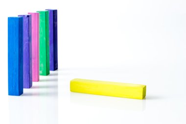 Grup kare renkli pastel duran bir aşağı, beyaz arka plan üzerinde yalan ile tebeşirler