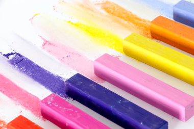 Kare renkli pastel tebeşirler demet ve beyaz arka plan üzerinde onların pigmentler